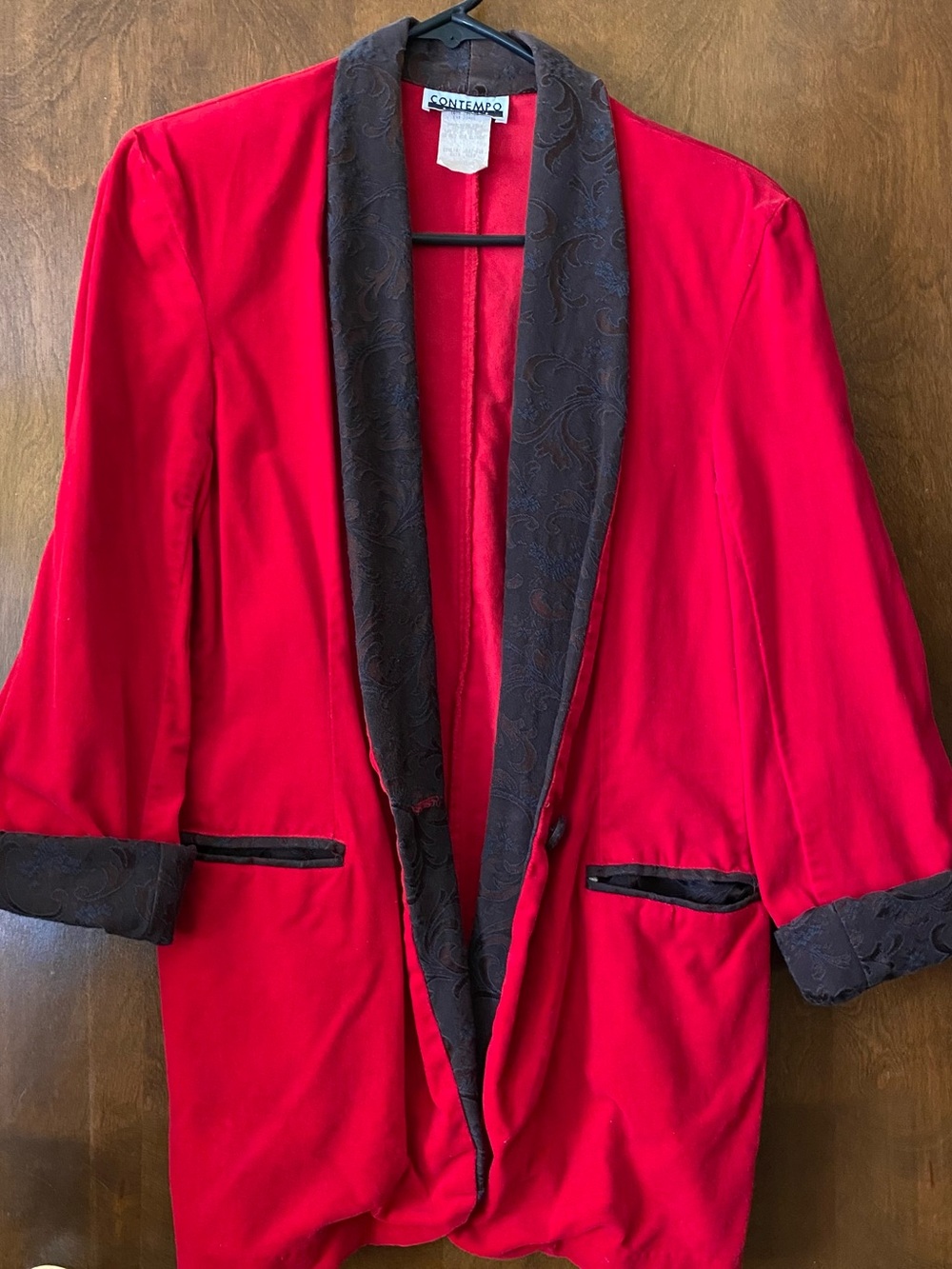 Vintage Women's Red Velvet Blazer with Black Lace Contrast Lapel and Sleeves